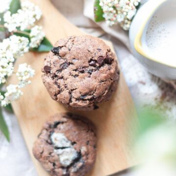 Deliziosi cookies con pezzi di biscotti oreo, preparati a mano senza burro o derivati del latte.