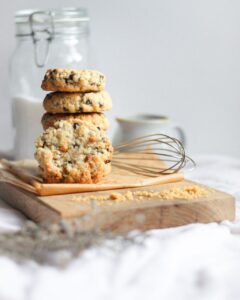 Deliziosi cookies preparati a mano. Senza latte e senza burro, disponibili anche in versione vegan.