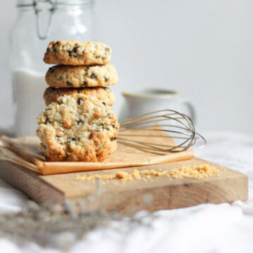 Deliziosi cookies preparati a mano. Senza latte e senza burro, disponibili anche in versione vegan.