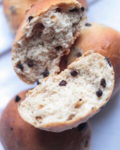 Panini al latte con e senza gocce di cioccolato preparati a mano, senza burro e senza uova. Solo latte senza lattosio o bevande vegetali.