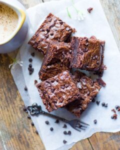 Deliziosi brownies al cioccolato vegan, preparati senza uova, lattici o derivati.